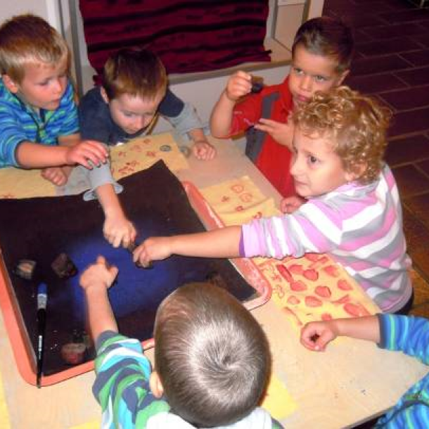 Tiskařskou barvířskou dílnu si už vyzkoušely třeba děti z MŠ v Úněticích Tiskařskou barvířskou dílnu si už vyzkoušely třeba děti z MŠ v Úněticích