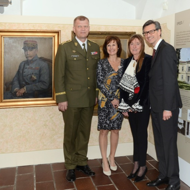 Autorka výstavy Marcela Šášinková s Isabellou Monzini v doprovodu francouzského velvyslance a náčelníka GŠ; Foto: SMR – A. Hůlka Autorka výstavy Marcela Šášinková s Isabellou Monzini v doprovodu francouzského velvyslance a náčelníka GŠ; Foto: SMR – A. Hůlka