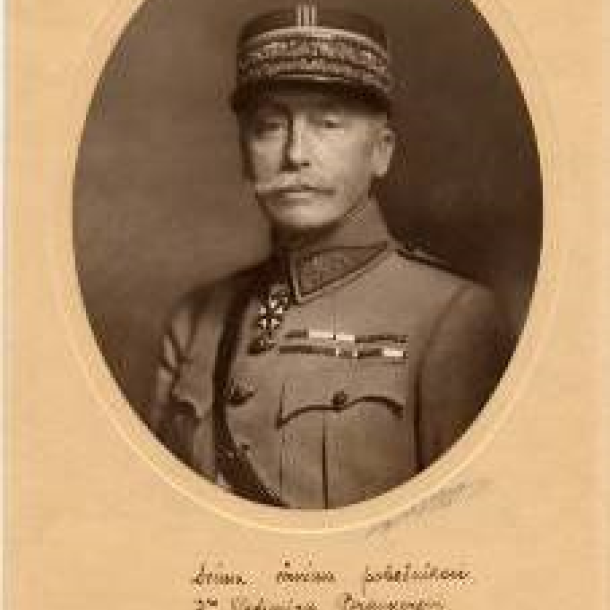 Foto z r. 1920: Maurice César Joseph Pellé (18. 4. 1863 – 16. 3. 1924) Foto z r. 1920: Maurice César Joseph Pellé (18. 4. 1863 – 16. 3. 1924)