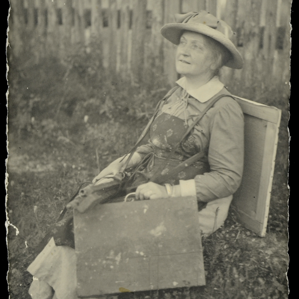 Zdenka Braunerová na cestách s paletou na zádech, kolem roku 1918, 14 x 9 cm Zdenka Braunerová na cestách s paletou na zádech, kolem roku 1918, 14 x 9 cm