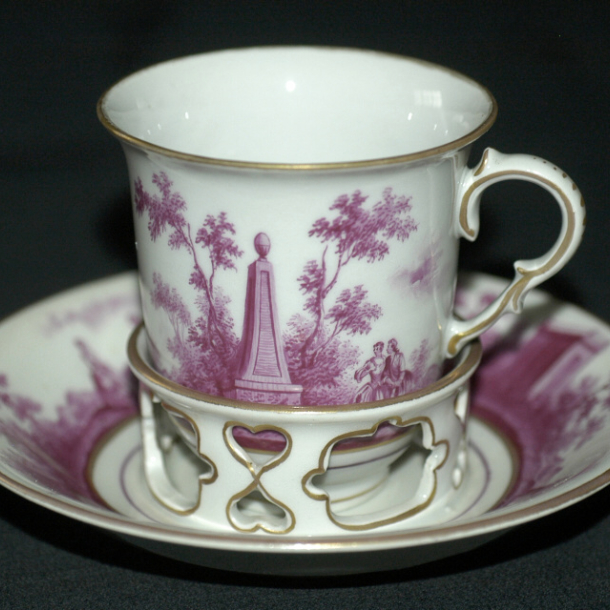 Koflík s miskou „trembleuse“ na čokoládu, porcelán, značený, 3. čtvrtina 18. století, Φ 7 cm. Koflík s miskou „trembleuse“ na čokoládu, porcelán, značený, 3. čtvrtina 18. století, Φ 7 cm.