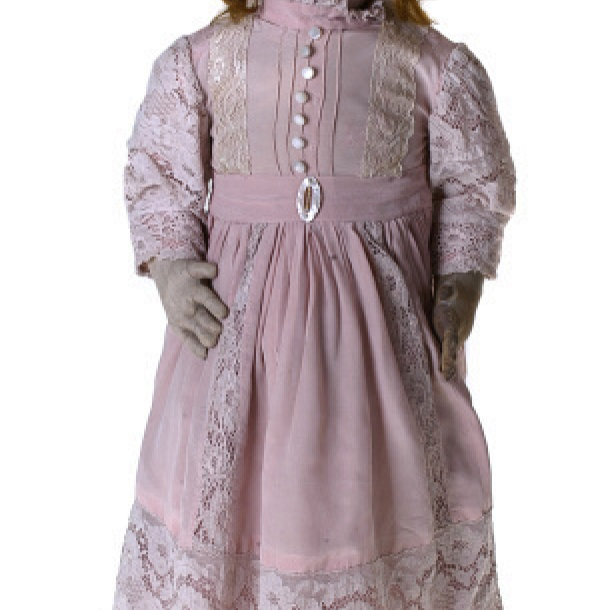 Panna s porcelánovou hlavou, Německo – Ernst Heubach, kolem roku 1920, v. 77 cm. Panna s porcelánovou hlavou, Německo – Ernst Heubach, kolem roku 1920, v. 77 cm.